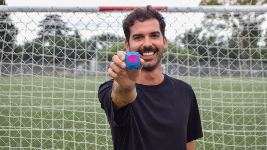 Oliver selló alianza con Amazon para vender sus canilleras inteligentes