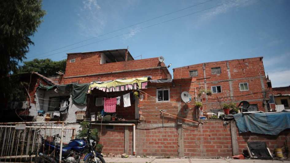 «Construir viviendas masivamente no combate de por sí el déficit habitacional de la Argentina»