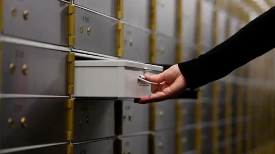 El ruido político mete miedo: los dólares vuelan de los bancos a las cajas