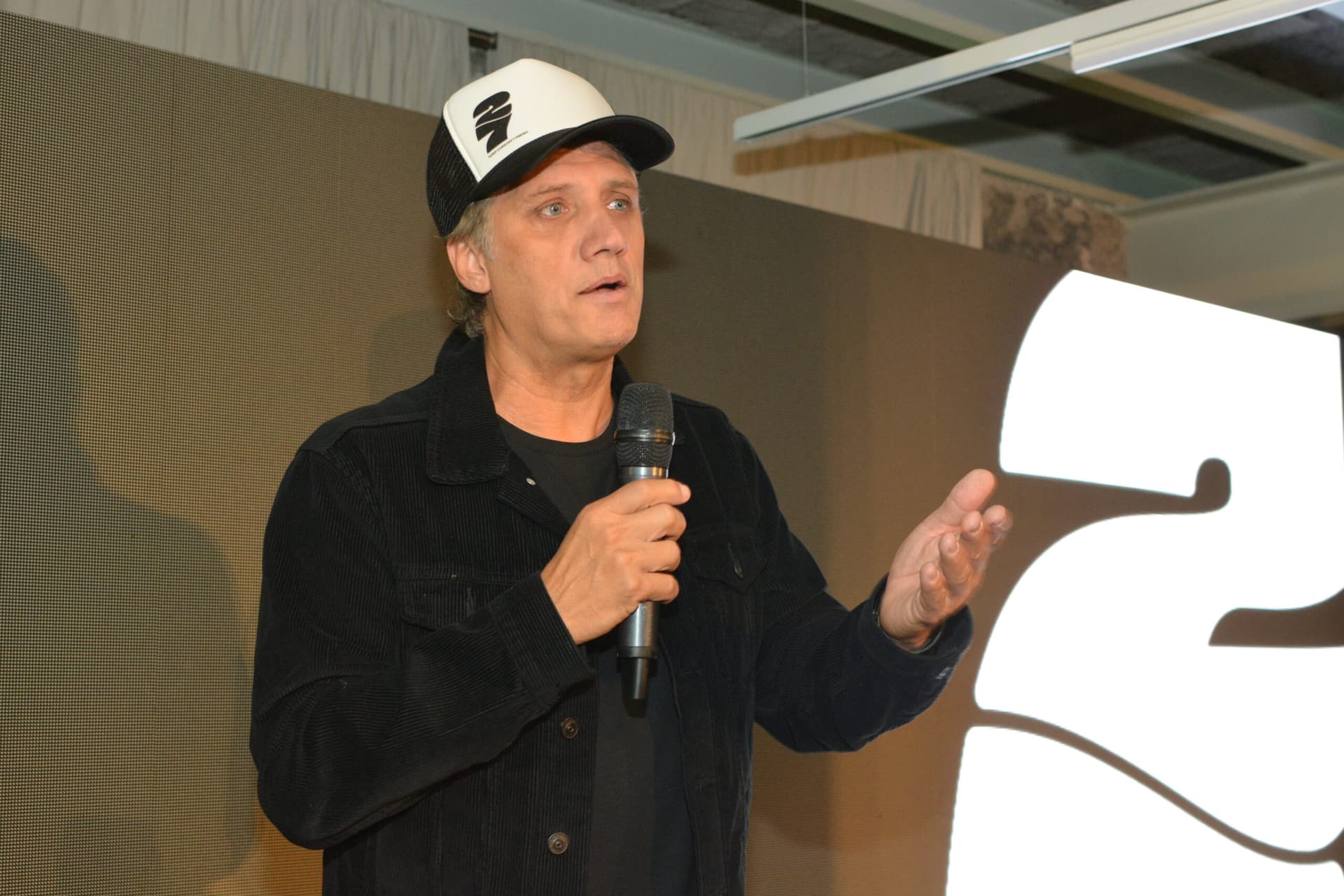 Cómo es 27 Eazy, la cerveza «utópica» que Charly Alberti presentó en Córdoba