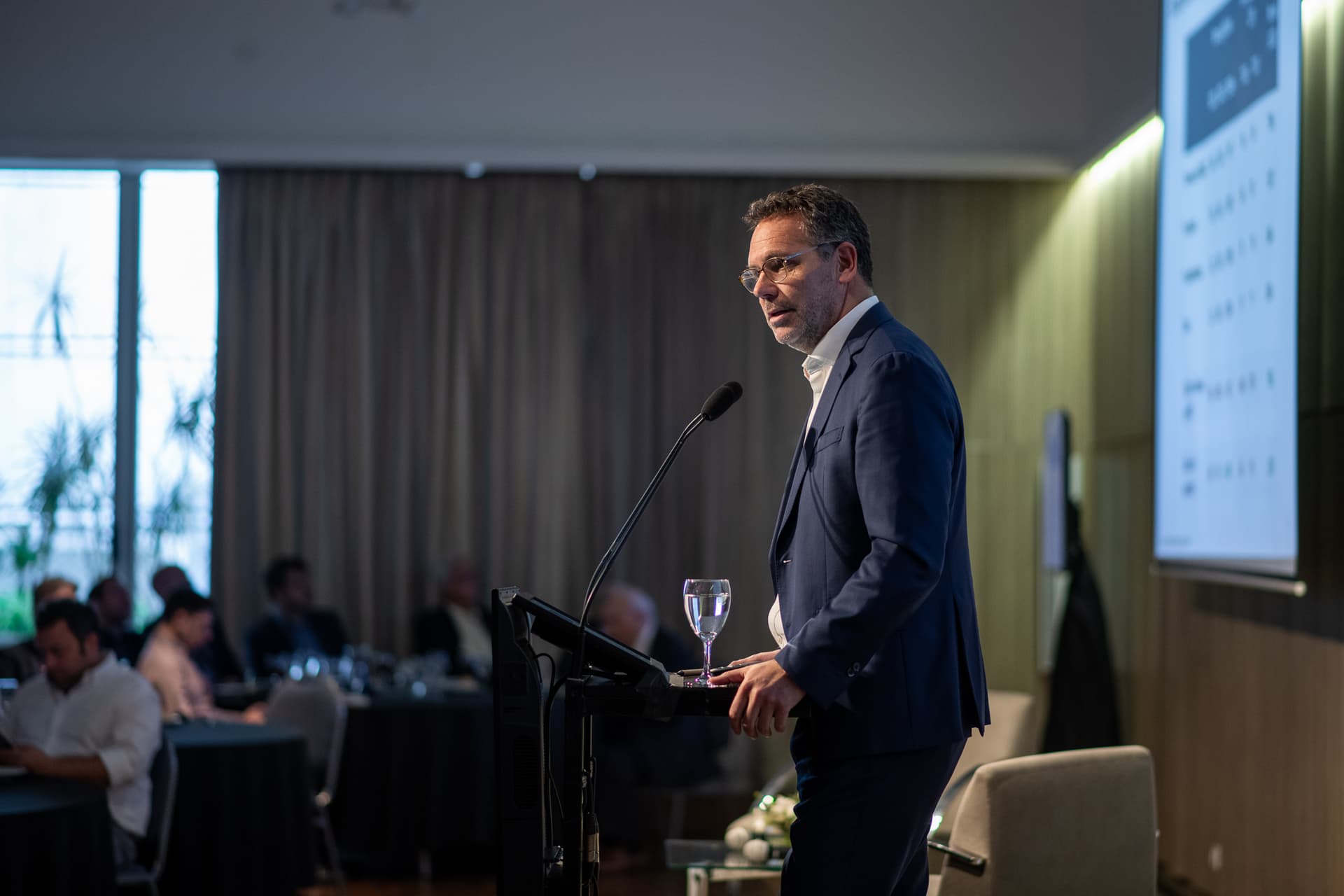 Para Sandleris, dolarizar sin reservas implicaría una hiper o un corralito