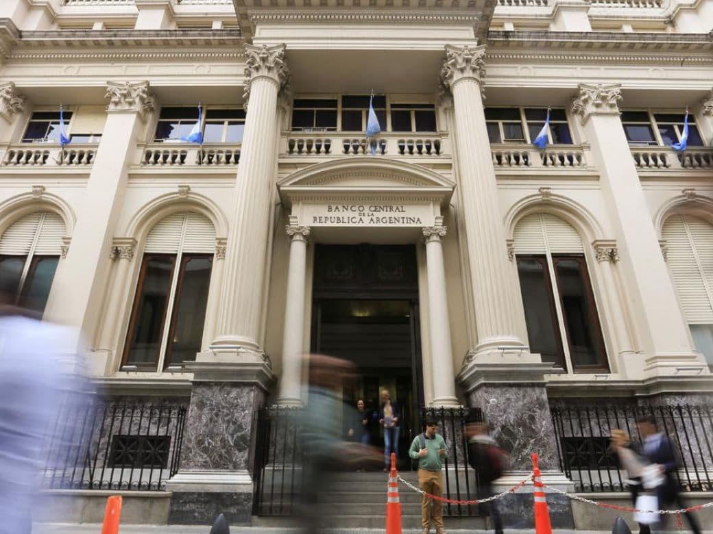 ¿Qué hacer con los pesos?: los bancos que pagan la tasa de interés más alta