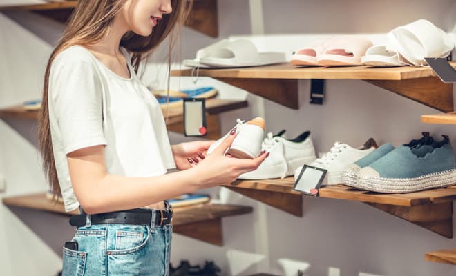 Argentina devaluada: cuántas horas hay que trabajar para comprar un jean, zapatillas o un celular