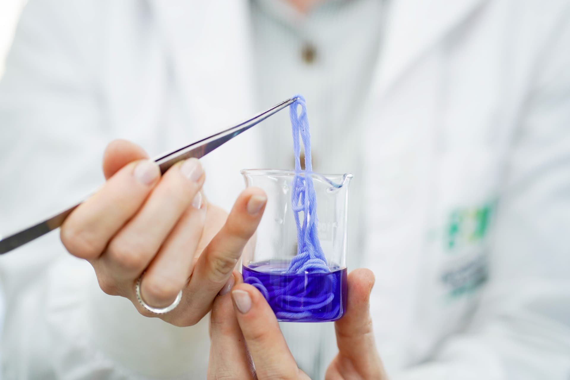 Crearon tintas textiles sustentables, levantaron US$ 250.000 en inversión y atraen el interés de grandes marcas