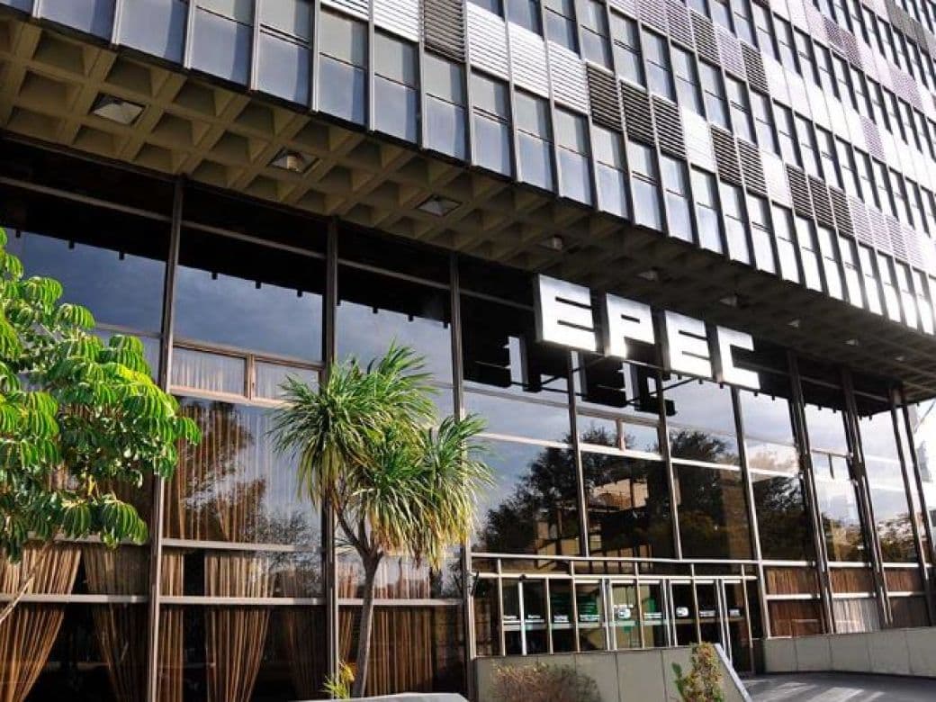 EPEC se convierte en Sociedad Anónima: Llaryora firma el decreto y avanza en la reforma de la empresa estatal