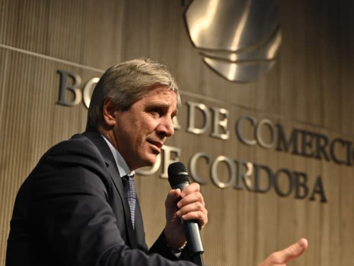 Con respaldo empresario, Caputo presentó en Córdoba las bases del nuevo modelo económico