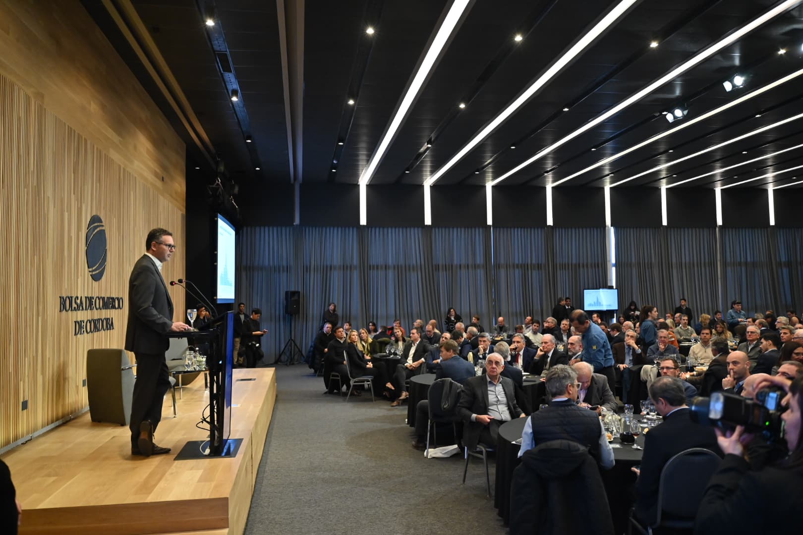 Sandleris destacó la estabilidad macro, pero advirtió que «Argentina sigue demasiado cara en dólares”