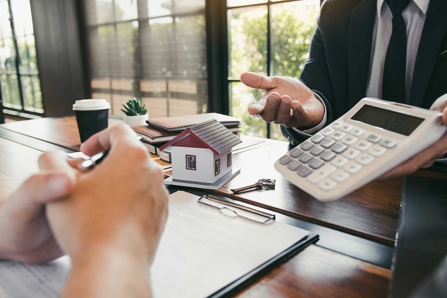 Bancor prende luces amarillas: reduce el ritmo de créditos hipotecarios en medio de un endeudamiento récord de familias