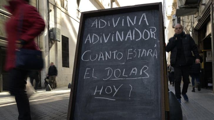 Dolarización y «cable»: un operador describe cómo se mueven inversores y ahorristas en la previa a octubre