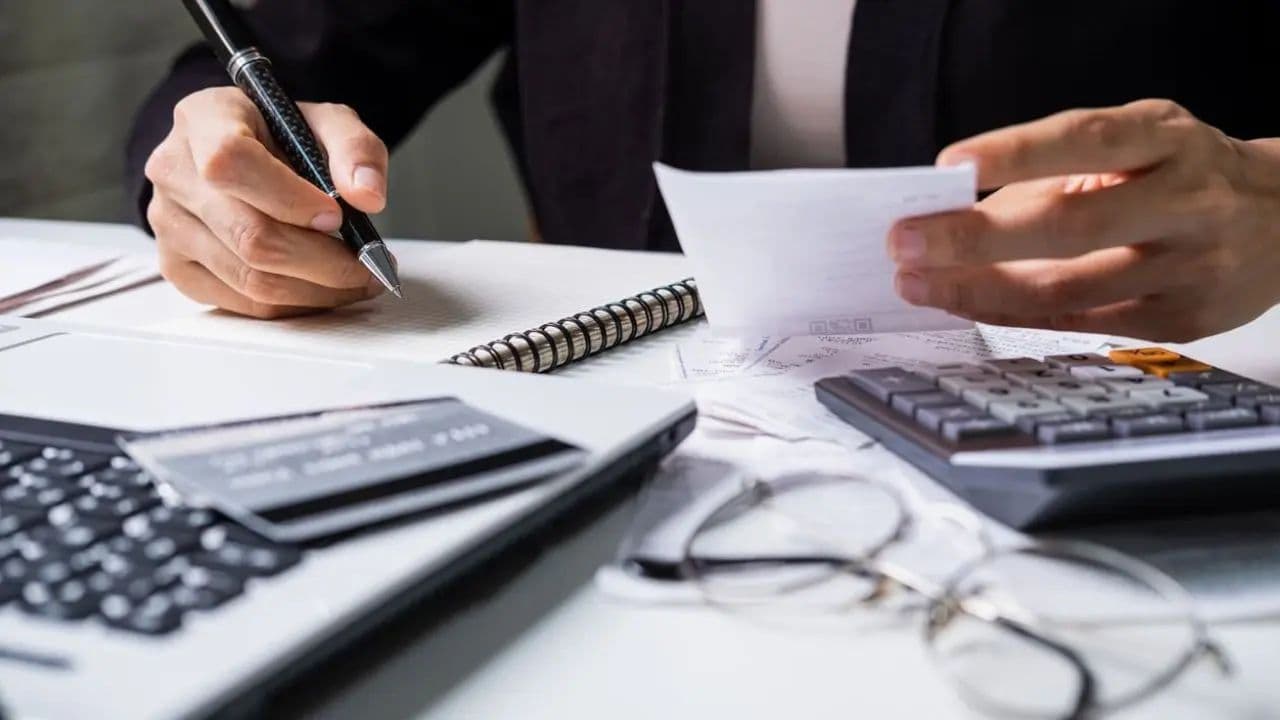 Vademecum tributario: ¿cuántos impuestos diferentes puede llegar a pagar un argentino en 2025?