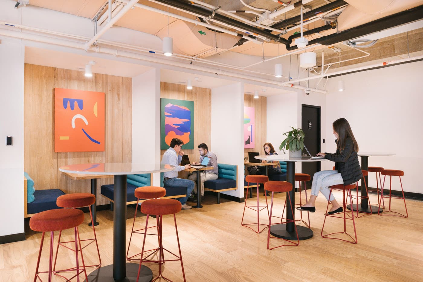 Presencialidad con IA: el nuevo modelo laboral que gana terreno en las empresas