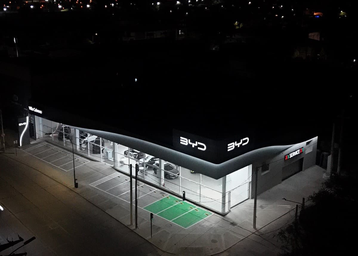 BYD desembarca en Villa Cabrera con un concesionario integral de 2.000 m²
