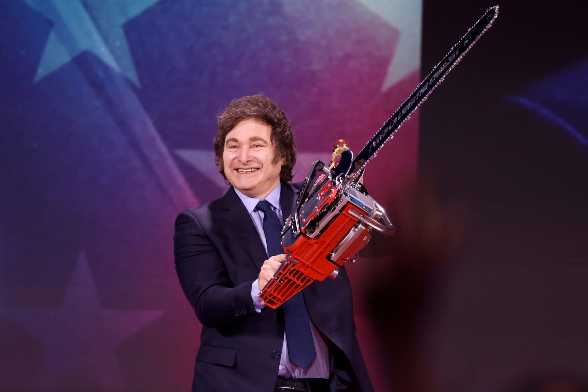 Encuesta: Milei estabiliza su aprobación en 44%, pero crece el temor a que “lo peor del ajuste” aún no llegó