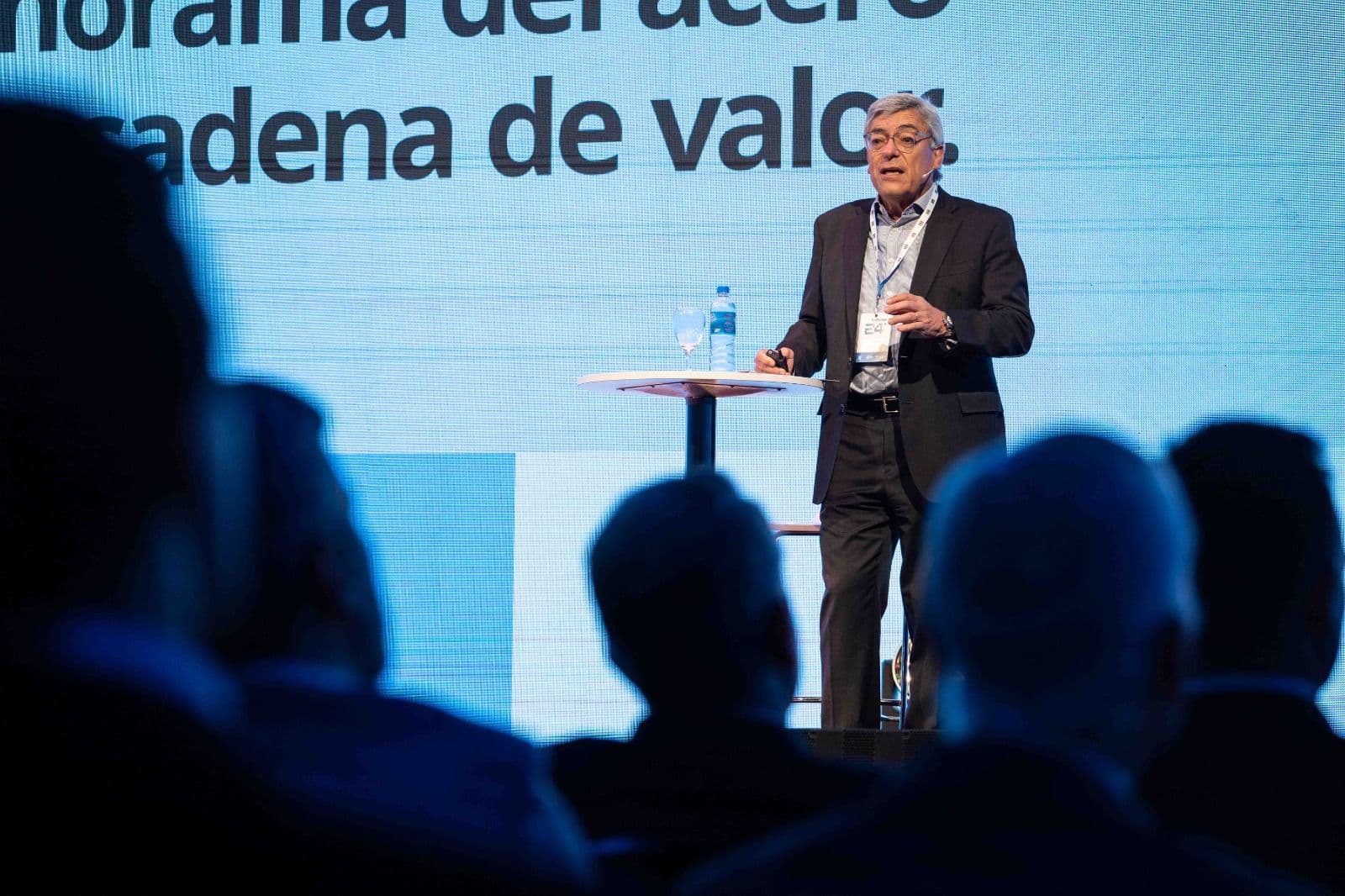 «Debemos ser competitivos con Occidente; contra China es otro juego»