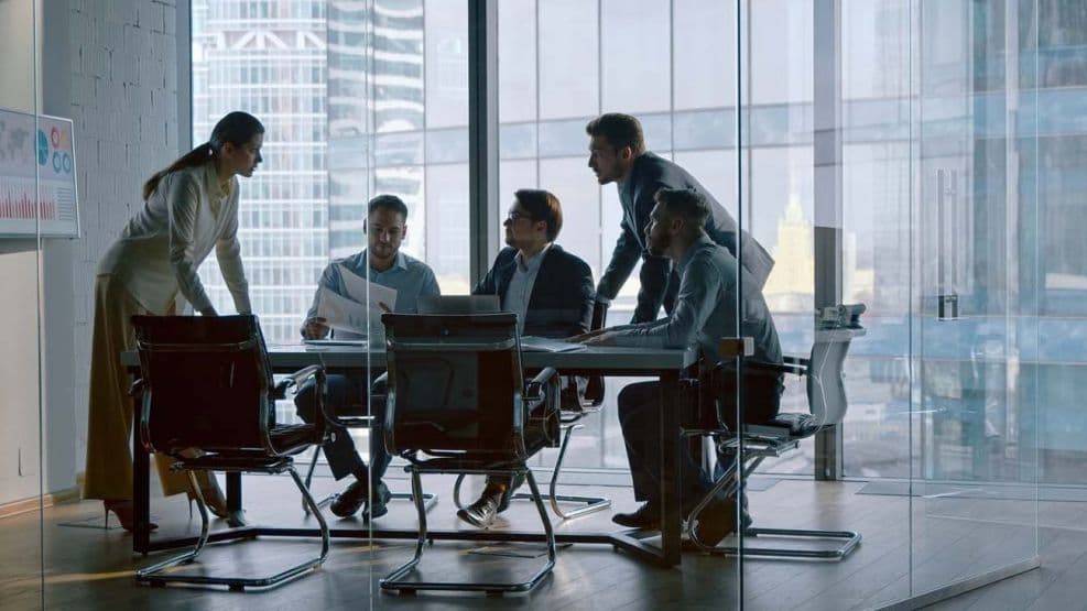 Empresas proyectan crecimiento, trabajadores eligen cautela: la brecha que marca el clima laboral