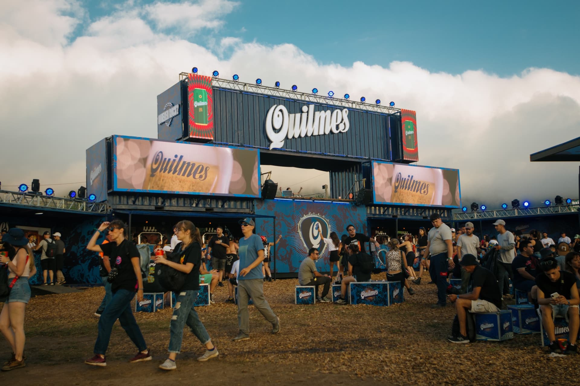 Quilmes consolidó su presencia en los grandes festivales con fuerte apuesta en Cosquín Rock