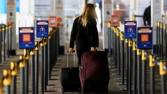 Nuevo cepo reforzado: sube al 45% el impuesto al dólar con tarjeta de crédito