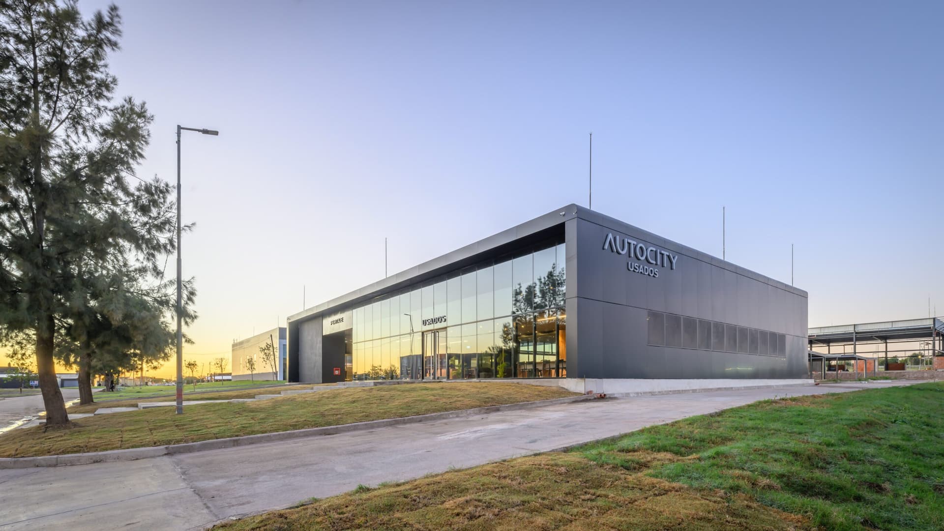 Autocity inauguró su salón exclusivo para autos usados